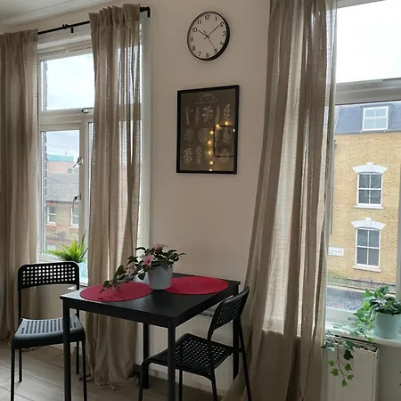 Апартаменты Luminous Family Flat Лондон Экстерьер фото