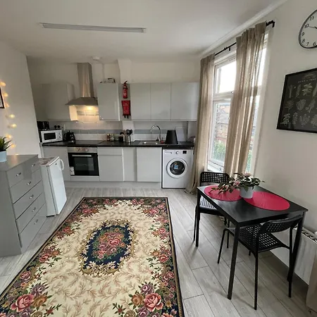 Апартаменты Luminous Family Flat Лондон Экстерьер фото